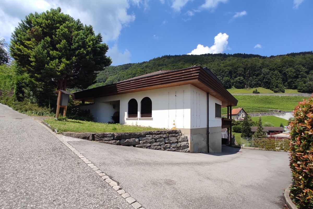 Einfamilienhaus mit attraktiver Baulandreserve - Bild 2