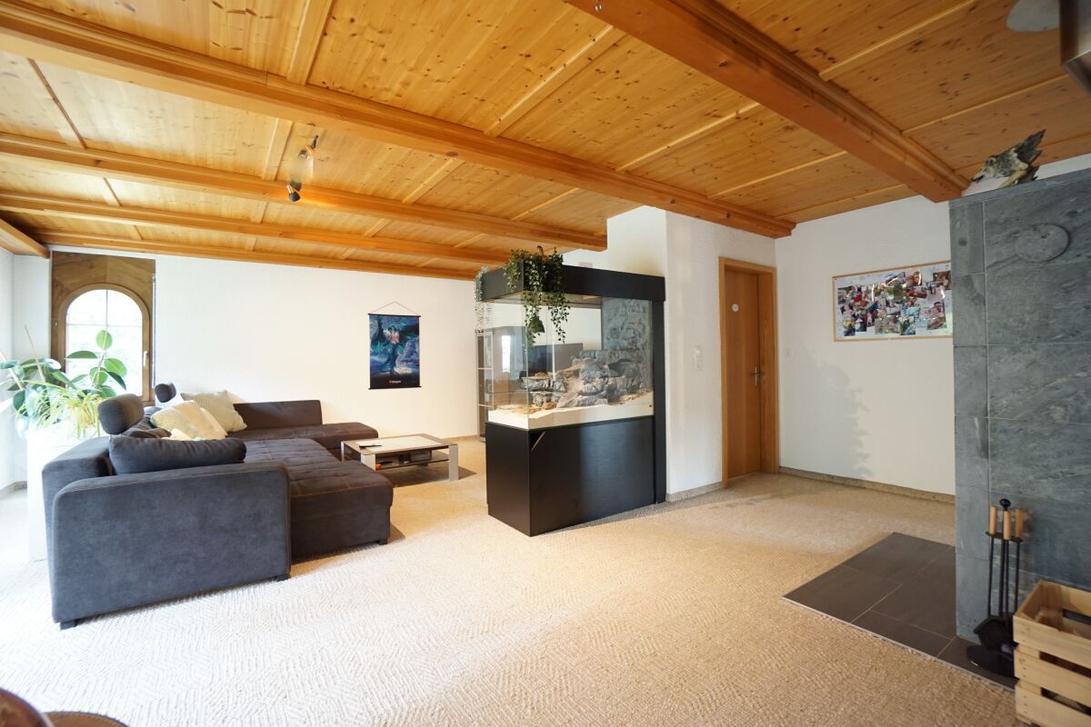 Einfamilienhaus mit attraktiver Baulandreserve - Bild 3