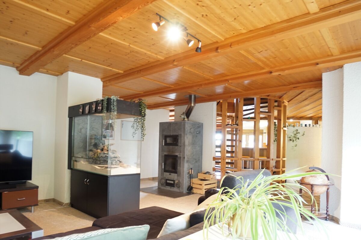 Einfamilienhaus mit attraktiver Baulandreserve - Bild 4