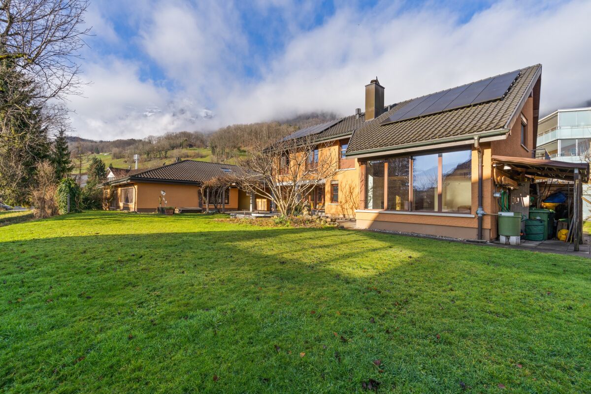 Grosszügiges Wohnhaus mit Praxis und Baulandreserve - Hauptbild