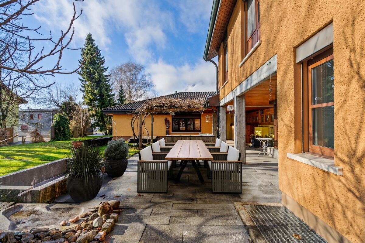 Grosszügiges Wohnhaus mit Praxis und Baulandreserve - Bild 3