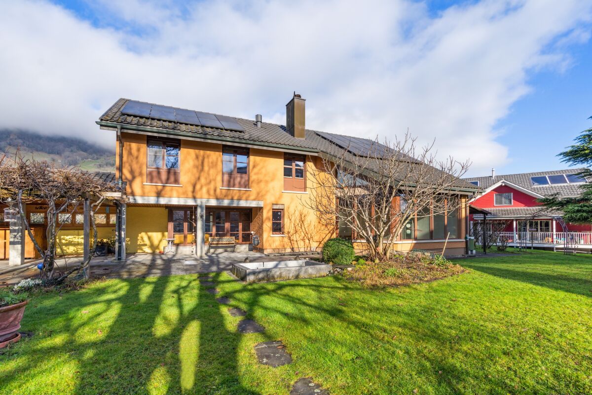 Grosszügiges Wohnhaus mit Praxis und Baulandreserve - Bild 4