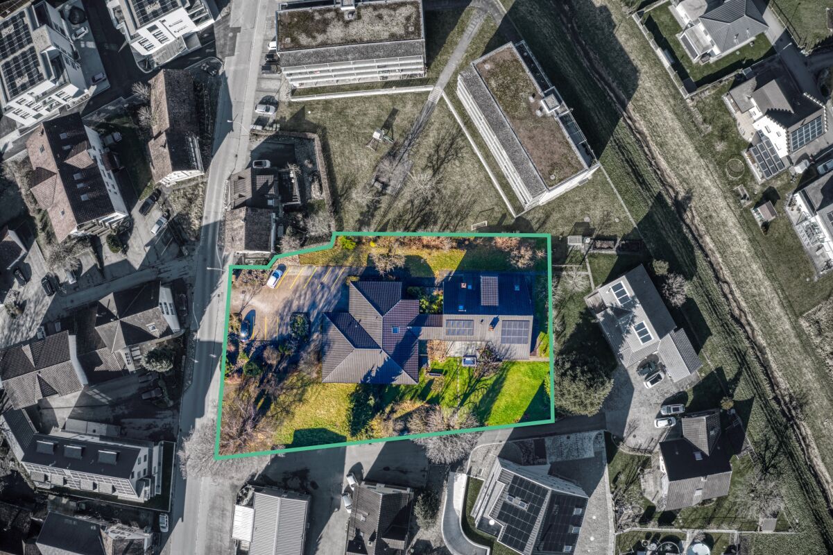 Grosszügiges Wohnhaus mit Praxis und Baulandreserve - Bild 6