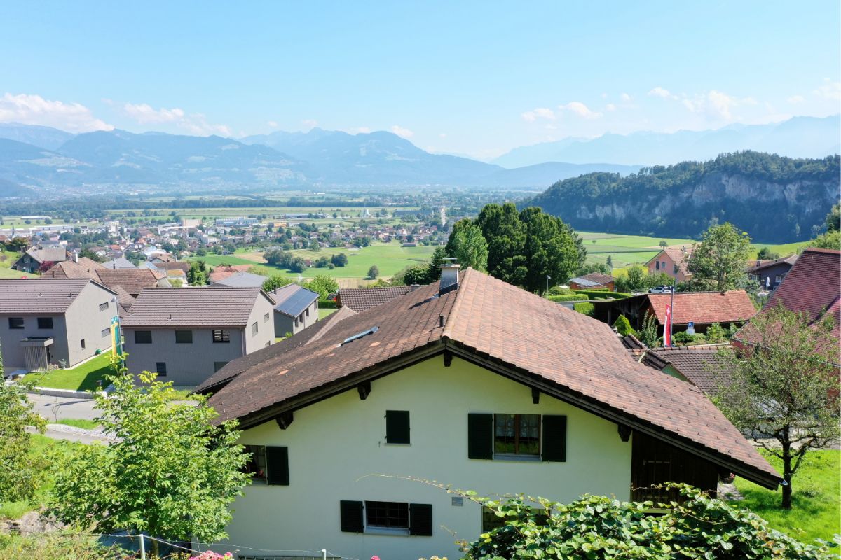 Freistehendes Einfamilienhaus mit viel Umschwung und herrlicherAussicht - Bild 8