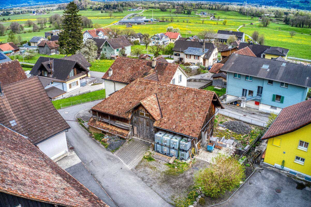 Grosszügiges Zweifamilienhaus mit Scheune an ruhiger Lage - Bild 2
