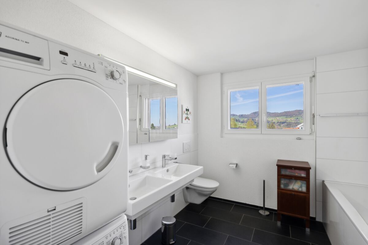 Moderne Wohnung mit Seesicht und Loggia in Wolfhalden - Bild 11