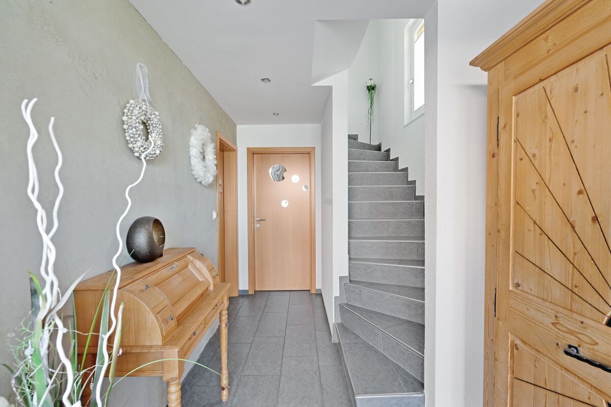 Modernes Einfamilienhaus mit herrlicher Weitsicht ins Rheintal - Bild 2